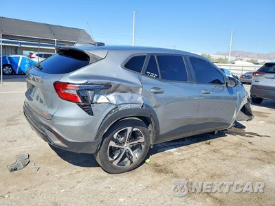 Trzecie zdjęcie samochodu z tyłu: 2024 CHEVROLET TRAX 1RS VIN:KL77LGE26RC138515 - miniatura