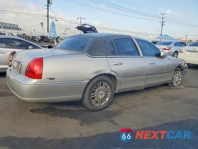 Trzecie zdjęcie samochodu z tyłu: 2006 LINCOLN TOWN CAR SIGNATURE LIMITED VIN:1LNHM82WX6Y626314 - miniatura