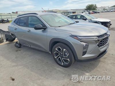 Czwarte zdjęcie samochodu z boku: 2025 CHEVROLET TRAX 2RS VIN:KL77LJEP7SC066819 - miniatura