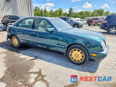 Czwarte zdjęcie samochodu z boku: 1996 MERCEDES-BENZ E 320 VIN:WDBJF55F4TJ013733 - miniatura