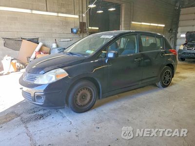 2008 NISSAN VERSA 1.8 S 3N1BC13EX8L352937 - główne zdjęcie licytacji z USA - miniatura