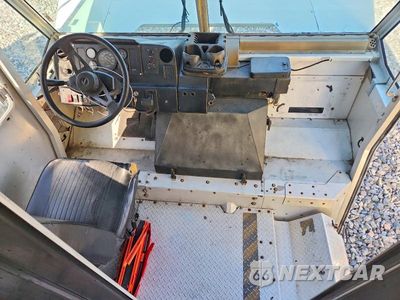 Zdjęcie 8 z 14 samochodu: 2002 FREIGHTLINER MT45 CHASSIS DELIVERY TRUCK VIN:4UZAANBW22CK57173 - miniatura