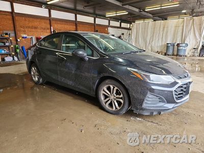 Czwarte zdjęcie samochodu z boku: 2019 CHEVROLET CRUZE LT VIN:1G1BE5SM0K7145128 - miniatura