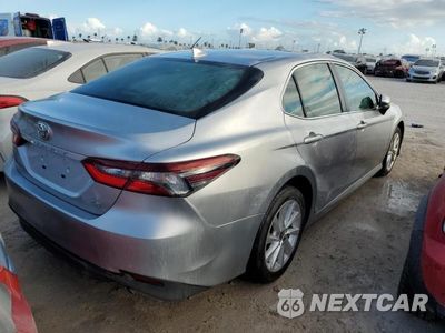 Trzecie zdjęcie samochodu z tyłu: 2022 TOYOTA CAMRY LE VIN:4T1C11AK5NU701743 - miniatura