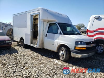 Czwarte zdjęcie samochodu z boku: 2022 CHEVROLET EXPRESS G3500 VIN:1GB3GSC78N1264117 - miniatura