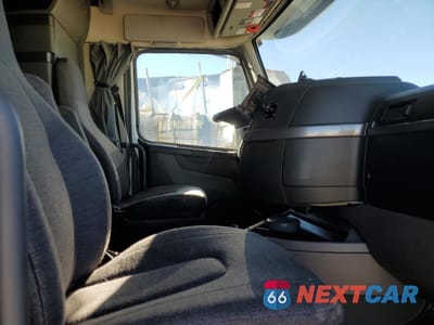 Piąte zdjęcie samochodu w środku: 2021 VOLVO VN VNL VIN:4V4NC9EH1MN282811 - miniatura