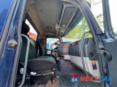 Piąte zdjęcie samochodu w środku: 2008 VOLVO VN VNM VIN:4V4MC9EG28N262785 - miniatura