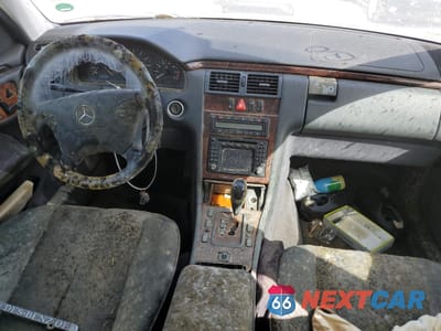 Zdjęcie 8 z 13 samochodu: 2001 MERCEDES-BENZ E 320 4MATIC VIN:WDBJH82J71X054047 - miniatura