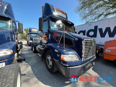 2008 VOLVO VN VNM 4V4MC9EG28N262785 - główne zdjęcie licytacji z USA - miniatura