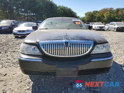 Piąte zdjęcie samochodu w środku: 2003 LINCOLN TOWN CAR SIGNATURE VIN:1LNHM82W13Y703695 - miniatura