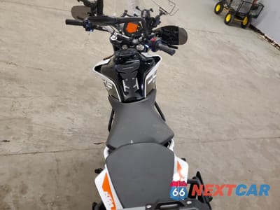 Zdjęcie 6 z 11 samochodu: 2020 KTM 200 DUKE VIN:MD2JPC40XLC089875 - miniatura