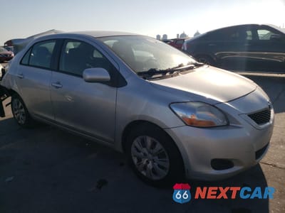 Czwarte zdjęcie samochodu z boku: 2012 TOYOTA YARIS VIN:JTDBT4K31CL014071 - miniatura