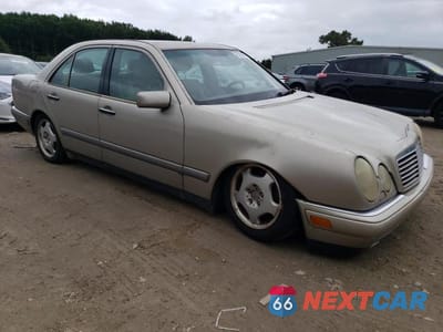 Czwarte zdjęcie samochodu z boku: 1997 MERCEDES-BENZ E 420 VIN:WDBJF72F0VA114285 - miniatura
