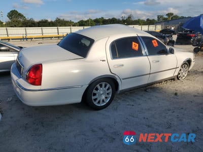 Trzecie zdjęcie samochodu z tyłu: 2009 LINCOLN TOWN CAR SIGNATURE LIMITED VIN:2LNHM82V39X636470 - miniatura