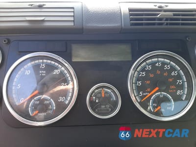 Zdjęcie 8 z 10 samochodu: 2018 FREIGHTLINER CASCADIA 113 VIN:3AKJGBDV1JDJV7877 - miniatura