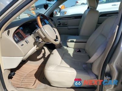 Zdjęcie 13 z 24 samochodu: 2009 LINCOLN TOWN CAR SIGNATURE LIMITED VIN:2LNHM82V29X602293 - miniatura