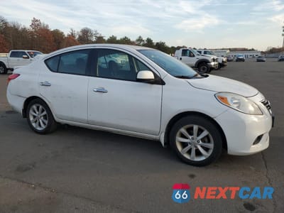 Czwarte zdjęcie samochodu z boku: 2014 NISSAN VERSA S VIN:3N1CN7AP4EL810960 - miniatura