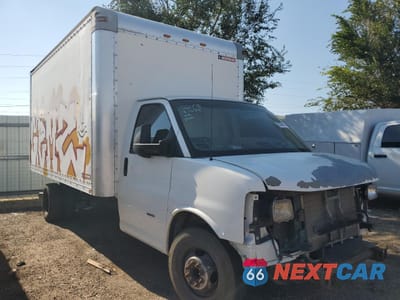 Czwarte zdjęcie samochodu z boku: 2015 GMC SAVANA CUTAWAY G3500 VIN:1GD374CL5F1121529 - miniatura
