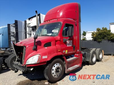 Drugie zdjęcie samochodu z przodu: 2018 FREIGHTLINER CASCADIA 113 VIN:3AKJGBDV1JDJV7877 - miniatura