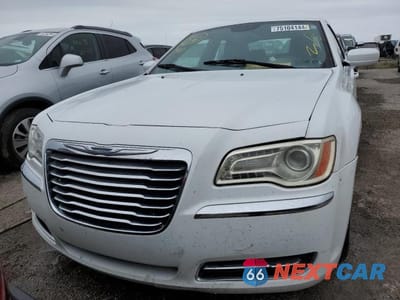 Piąte zdjęcie samochodu w środku: 2014 CHRYSLER 300 VIN:2C3CCAAG8EH252690 - miniatura