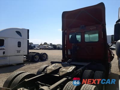 Czwarte zdjęcie samochodu z boku: 2018 FREIGHTLINER CASCADIA 113 VIN:3AKJGBDV1JDJV7877 - miniatura