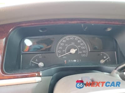 Zdjęcie 9 z 13 samochodu: 2003 LINCOLN TOWN CAR SIGNATURE VIN:1LNHM82W13Y703695 - miniatura