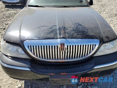 Zdjęcie 12 z 13 samochodu: 2003 LINCOLN TOWN CAR SIGNATURE VIN:1LNHM82W13Y703695 - miniatura