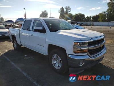 Czwarte zdjęcie samochodu z boku: 2018 CHEVROLET SILVERADO C1500 LT VIN:3GCPCRECXJG538151 - miniatura