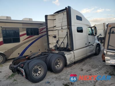 Czwarte zdjęcie samochodu z boku: 2019 VOLVO VN VNL VIN:4V4NC9EH3KN202728 - miniatura