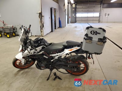 Trzecie zdjęcie samochodu z tyłu: 2020 KTM 200 DUKE VIN:MD2JPC40XLC089875 - miniatura