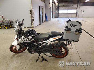 Trzecie zdjęcie samochodu z tyłu: 2020 KTM 200 DUKE VIN:MD2JPC40XLC089875 - miniatura