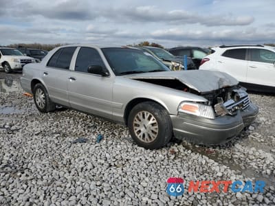 Czwarte zdjęcie samochodu z boku: 2003 FORD CROWN VICTORIA LX VIN:2FAFP74W33X220077 - miniatura