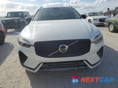 Piąte zdjęcie samochodu w środku: 2024 VOLVO XC60 PLUS VIN:YV4L12RL8R1830409 - miniatura