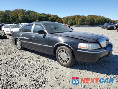 Czwarte zdjęcie samochodu z boku: 2003 LINCOLN TOWN CAR SIGNATURE VIN:1LNHM82W13Y703695 - miniatura