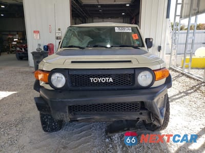 Piąte zdjęcie samochodu w środku: 2010 TOYOTA FJ CRUISER VIN:JTEBU4BF3AK093281 - miniatura