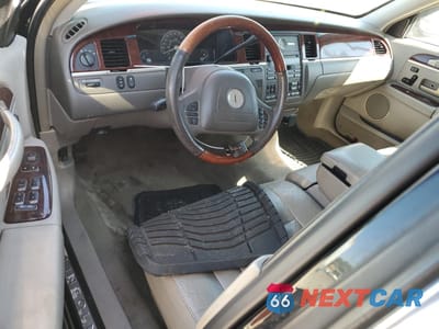 Zdjęcie 8 z 13 samochodu: 2003 LINCOLN TOWN CAR SIGNATURE VIN:1LNHM82W13Y703695 - miniatura