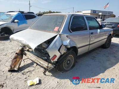 Trzecie zdjęcie samochodu z tyłu: 1982 BMW 320 I VIN:WBAAG3307C8378560 - miniatura