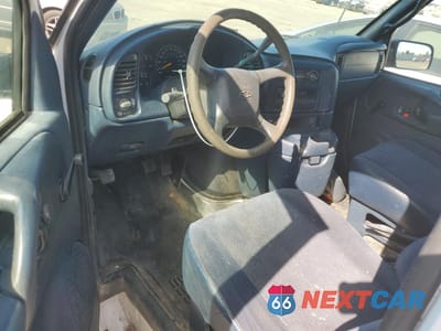 Zdjęcie 8 z 13 samochodu: 2001 CHEVROLET ASTRO VIN:1GCDM19W01B120289 - miniatura