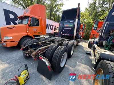 Czwarte zdjęcie samochodu z boku: 2008 VOLVO VN VNM VIN:4V4MC9EG28N262785 - miniatura