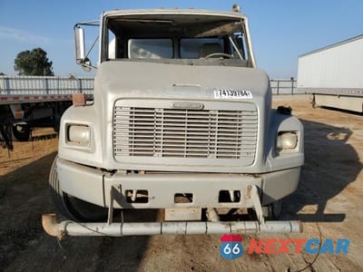 Piąte zdjęcie samochodu w środku: 2000 FREIGHTLINER MEDIUM CONVENTIONAL FL70 VIN:1FV6HLBA0YHG76334 - miniatura
