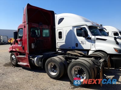 Trzecie zdjęcie samochodu z tyłu: 2018 FREIGHTLINER CASCADIA 113 VIN:3AKJGBDV1JDJV7877 - miniatura