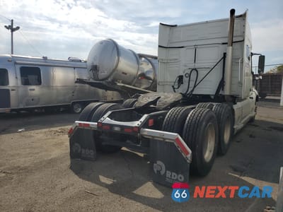 Czwarte zdjęcie samochodu z boku: 2019 VOLVO VN VNL VIN:4V4NC9EH7KN197176 - miniatura