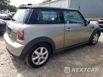 Trzecie zdjęcie samochodu z tyłu: 2010 MINI COOPER VIN:WMWMF3C55ATZ64504 - miniatura