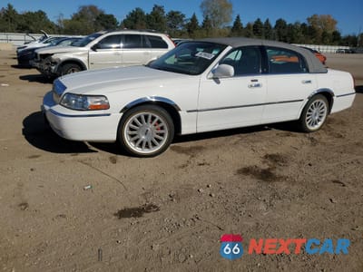 2004 LINCOLN TOWN CAR EXECUTIVE 1LNHM81W34Y611989 - główne zdjęcie licytacji z USA - miniatura
