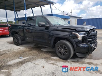 Czwarte zdjęcie samochodu z boku: 2023 TOYOTA TUNDRA DOUBLE CAB SR VIN:5TFLA5DA8PX090753 - miniatura