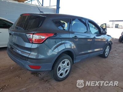 Trzecie zdjęcie samochodu z tyłu: 2018 FORD ESCAPE S VIN:1FMCU0F77JUD31590 - miniatura