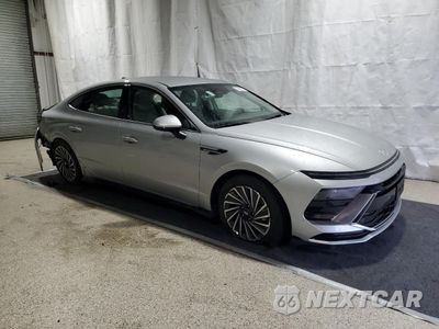 Czwarte zdjęcie samochodu z boku: 2025 HYUNDAI SONATA HYBRID VIN:KMHL34JJ0SA123129 - miniatura