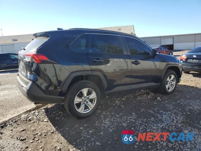 Trzecie zdjęcie samochodu z tyłu: 2021 TOYOTA RAV4 XLE VIN:2T3P1RFV7MW155388 - miniatura