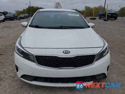 Piąte zdjęcie samochodu w środku: 2017 KIA FORTE LX VIN:3KPFK4A77HE108612 - miniatura