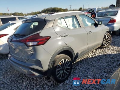 Trzecie zdjęcie samochodu z tyłu: 2023 NISSAN KICKS SV VIN:3N1CP5CV0PL525301 - miniatura